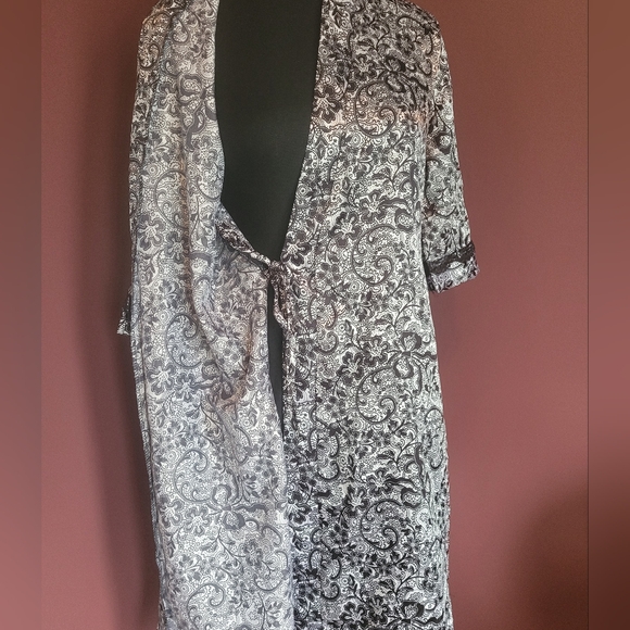 Like Med. New Silky Robe Medium - Picture 5 of 9